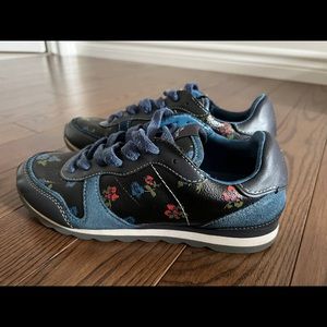 Very nice Coach shoes. Size 7.5 US.